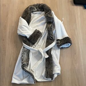 Women's White Faux Fur Trim Robe